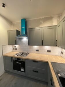 White shaker kitchen with chimney hood and metro tiles — Glasgow