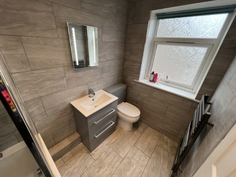 Small bathroom with compact vanity and WC — space-saving layout in Glasgow